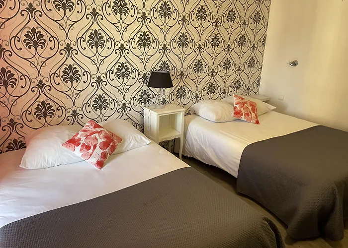 فندق Au Chapon Fin 3*