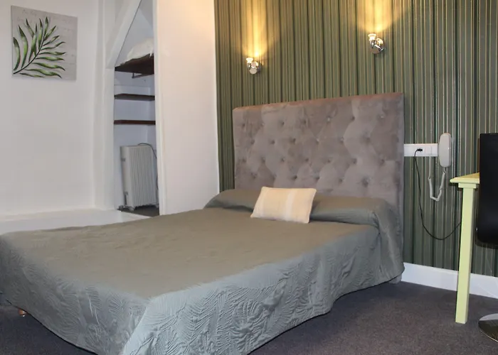 Au Chapon Fin فندق